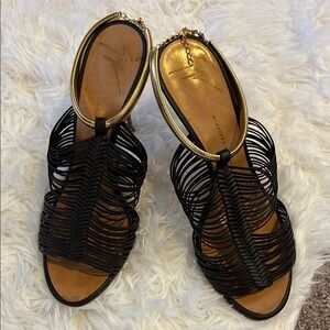 Giuseppe Zanotti Black Sandals with Elegant Herringbone Strap Design